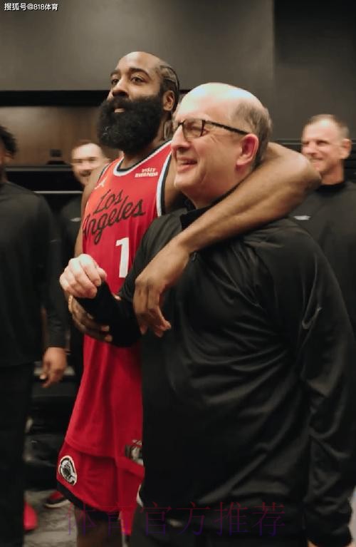 快船全员在哈登的带领下为杰夫-范甘迪唱生日歌 快船全员在哈登的带领下为杰夫-范甘迪唱生日歌